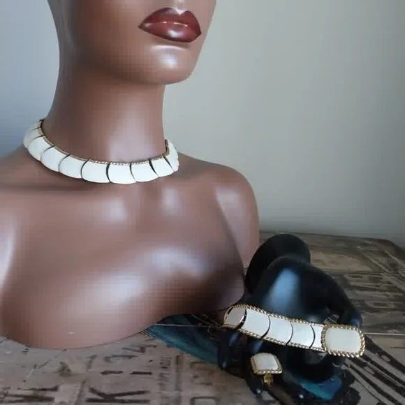 Vintage Butler White Enamel and Gold-Tone Collar Necklace Set - Picture 12 of 12